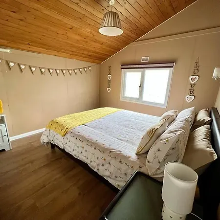 Bumble Bee Cabin South Cerney Exterior photo