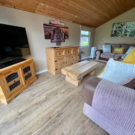 Bumble Bee Cabin South Cerney Exterior photo