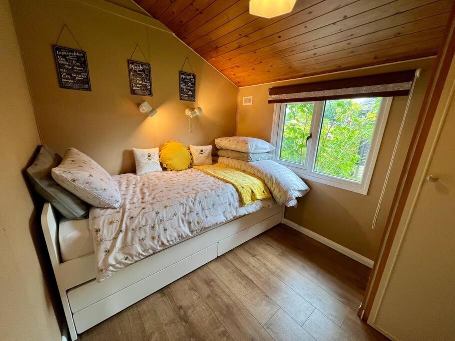 Chalet Bumble Bee *