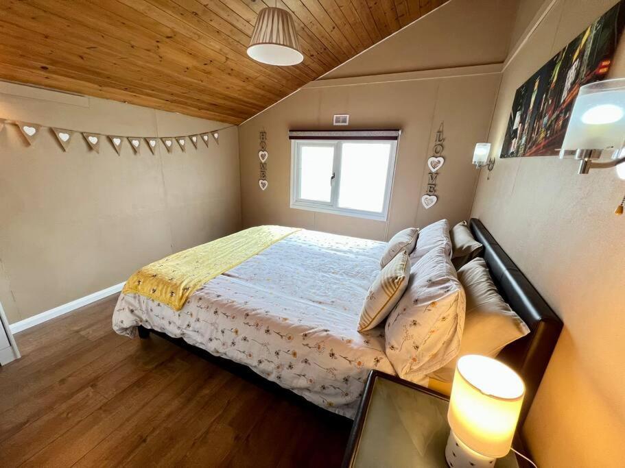 Bumble Bee Chalet South Cerney