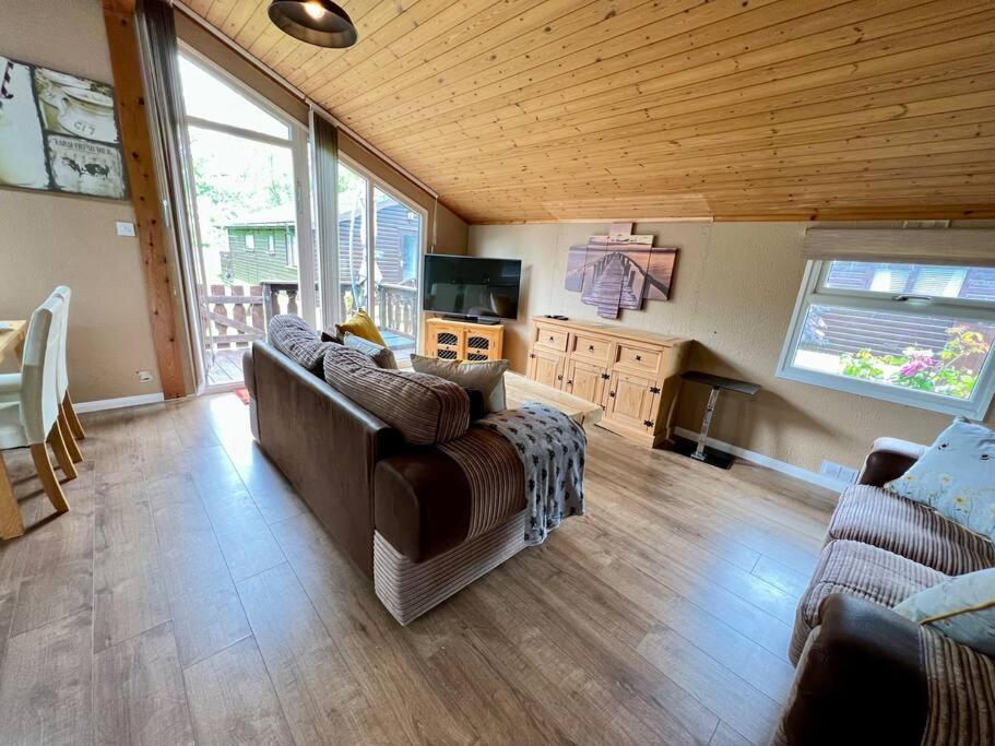 Chalet Bumble Bee South Cerney